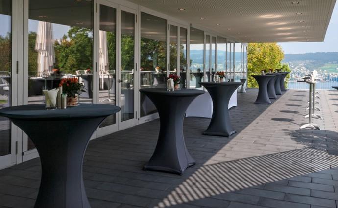 An warmen Tagen geniessen Sie Ihre Pausen an der frischen Luft an Stehtischen oder in unserer Lounge.